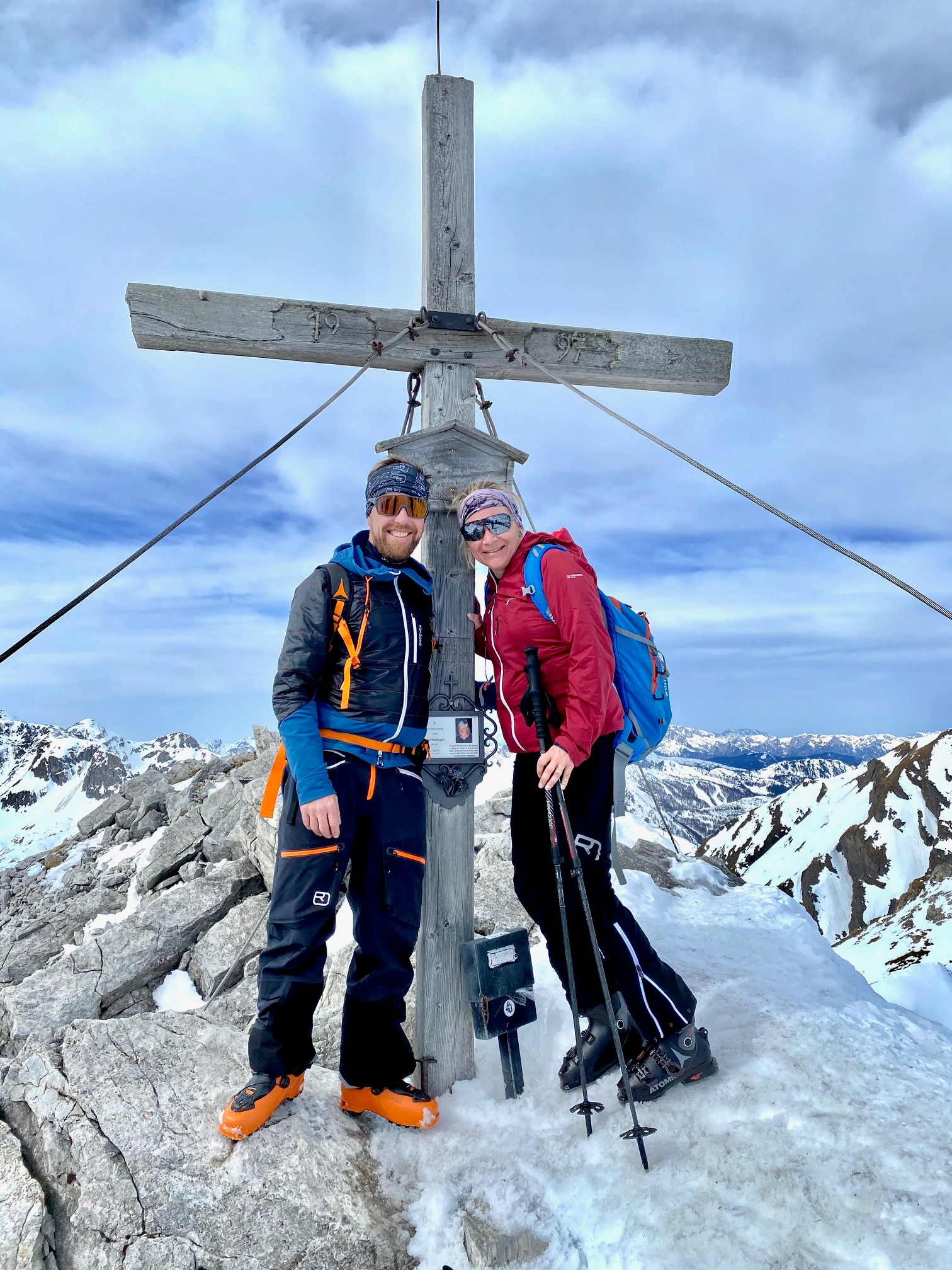 Sanra und Florian Gipfelkreuz