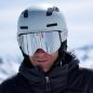 Preview: POP EYES Jamie Clean Skibrille Grey Frost – magnetische Wechselscheiben Helm Brille seitenansicht von voren mit helm